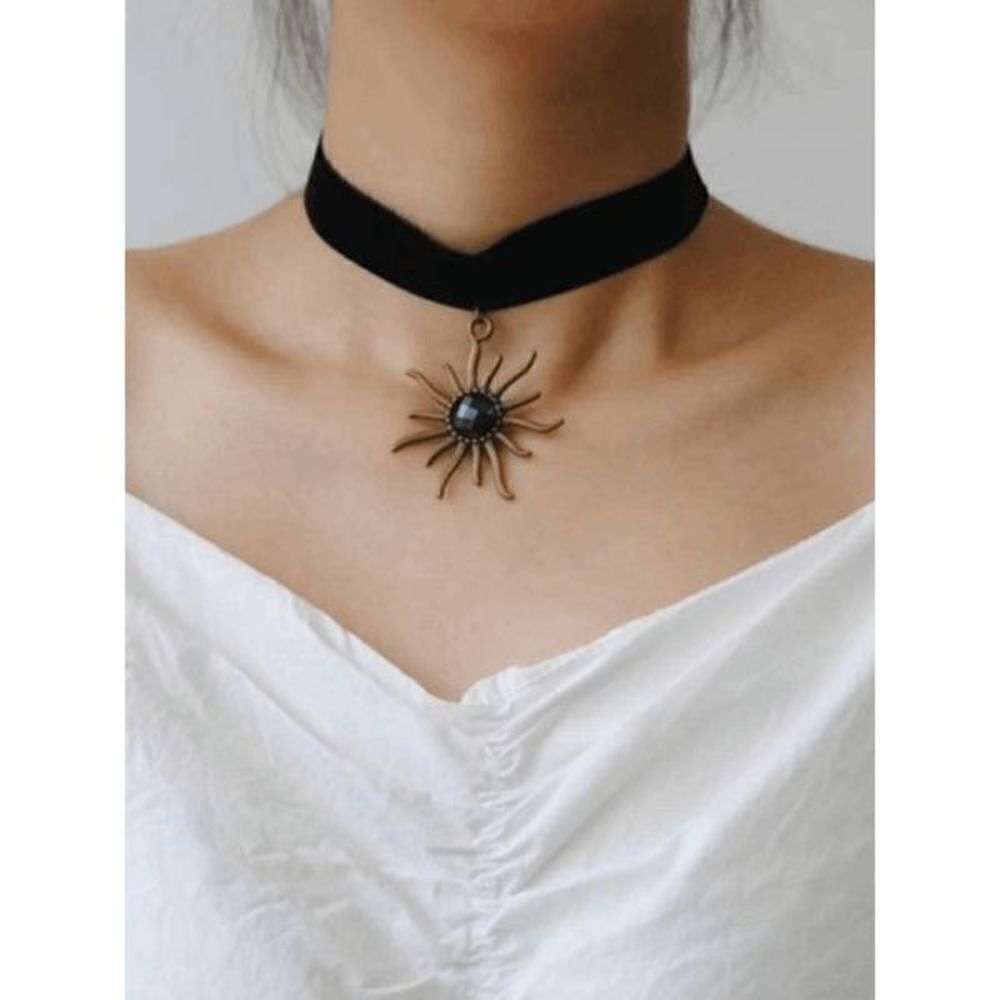 ANTIQUE GOLD ONYX SUN PENDANT CHOKER